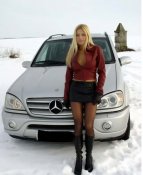 blondinka-ryadom-s-avto-zimoy.jpg