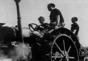 2_Camicie nere su un trattore in Ucraina nella primavera 1942.jpg