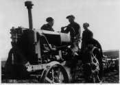 3_Camicie nere su un trattore in Ucraina nella primavera 1942.jpg
