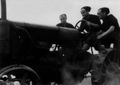 5_Camicie nere su un trattore in Ucraina nella primavera 1942.jpg