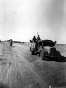 4_Autocolonna militare scorta i prigionieri inglesi nell'autunno 1941.jpg