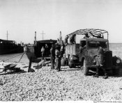 8_Trasporto di materiale lungo la costa egiziana nell'estate 1942.jpg