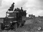 3_Una colonna motorizzata dell'esercito avanza nel deserto Egitto 09-1940.jpg