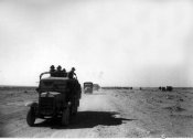 5_Autocolonna militare scorta i prigionieri inglesi nell'autunno 1941.jpg