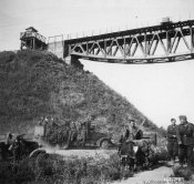2_Autocolonna militare in marcia verso le prime linee in Ucraina nell'agosto 1941.jpg