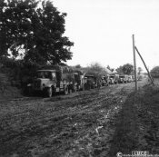 7_Autocolonna militare in marcia verso le prime linee in Russia nell'estate 1941.jpg