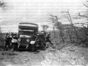2_Soldati spingono un automezzo in panne Regione dell'Harar 05-1936.jpg
