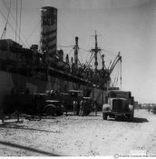6_Scarico nel porto di Tripoli di automezzi destinati all'esercito da un convoglio.jpg