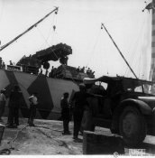 7_Scarico nel porto di Tripoli di automezzi destinati all'esercito da un convoglio.jpg