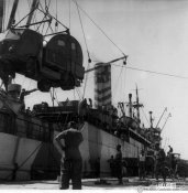 8_Scarico nel porto di Tripoli di automezzi destinati all'esercito da un convoglio.jpg
