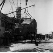 10_Scarico nel porto di Tripoli di automezzi destinati all'esercito da un convoglio.jpg