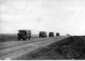 3_Autocolonna in marcia verso il fronte in Russia nella primavera 1942.jpg