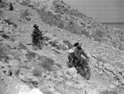 5_Bersaglieri in motocicletta scendono da una collina rocciosa lungo.jpg