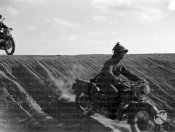 6_Un bersagliere in motocicletta scende in un fossato ai lati di una strada.jpg