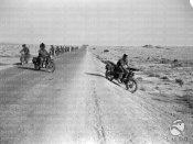 8_Un bersagliere motociclista alla testa di un reparto scende da una strada.jpg