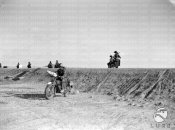9_Un reparto motorizzato di bersaglieri avanza lungo una strada.jpg