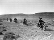 10_Un reparto di bersaglieri in motocicletta avanza lungo una valle nel deserto.jpg