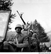 2_Reparto di artiglieria motorizzata nella zona delle Alpi occidentali nel giugno 1940.jpg