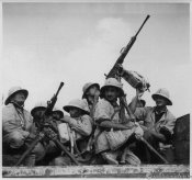 4_Camicie nere della 4^ divisione ad un cannone antiaereo nel deserto libico nel settembre 1940.jpg
