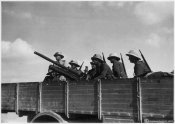 5_Camicie nere della 4^ divisione su un autocarro armato nel deserto libico nel settembre 1940.jpg