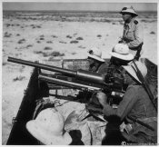 6_Camicie nere della 4^ divisione ad un cannone antiaereo nel deserto libico nel settembre 1940.jpg