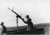 8_Bersaglieri con l'artiglieria da campagna in Russia nell'estate 1941.jpg