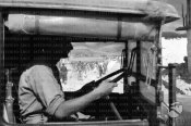Un autista dell'esercito alla guida di un camion Libia 11-1940.JPG