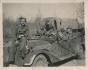 Soldaten mit Kubelwagen.jpg