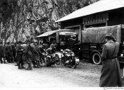 2_Truppe motorizzate al confine del Piccolo San Bernardo il 25 giugno 1940.jpg