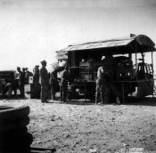 7_Soldati e attrezzature nel deserto in Libia nel giugno 1941.jpg