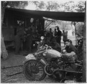 8_Soldati al lavoro in una tenda officina nell'estate 1941_.jpg