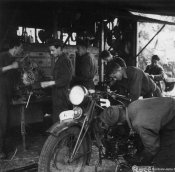 9_Soldati al lavoro in una tenda officina nell'estate 1941.jpg