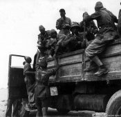 3_Soldati si riforniscono d'acqua durante l'avanzata verso Alessandria nell'estate 1942.jpg