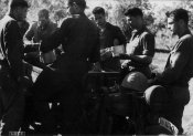 4_Gruppo di soldati presso una motocicletta adibita al trasporto di materiale nell'estate 1942.jpg