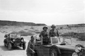 1_Alti ufficiali in posa su un'automobile del Regio Esercito 09 1940.jpg