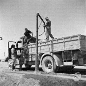 3_Alcuni soldati riempiono delle taniche di acqua e le caricano su un camion Libia 06-1940_.jpg