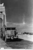 8_Passaggio di carri armati autotrasportati sotto l'arco dei Fileni in Libia nell'inverno 1942.jpg