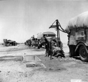 10_Rifornimenti idrici ad una autocolonna militare nell'estate 1942.jpg