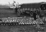2_Militari italiani e albanesi presso delle grosse bombe di aereo in un campo di aviazione.jpg