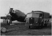 3_Autocarro e aeroplano in un campo di aviazione nell'inverno 1940.jpg