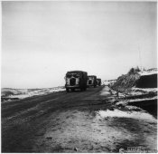 4_Camion dell'esercito lungo una strada innevata nell'inverno 1941.jpg