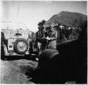 5_Militari studiano le carte presso un villaggio agricolo russo nell'estate 1941.jpg
