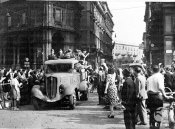 9_Un gruppo di soldati a bordo di un camion passa per una via di Milano 26-07-1943.jpg