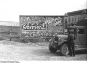 Bundesarchiv_Bild_101I-244-2316-34A,_Rumänien,_Plakatwand_mit_Durchhalteparolen.jpg
