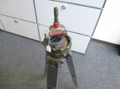 Scherenfernrohr-Dreibein-Wehrmacht-Gestell-31-ueberlackiertes-Stueck-darunter-Originallack.jpg