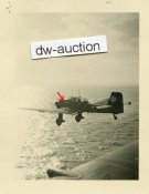 Ju 87 mit Staffelabzeichen uber Kanal nach England.jpg