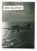 Stuka Ju 87 mit Staffelabzeichen uber Kanal nach England 3.jpg
