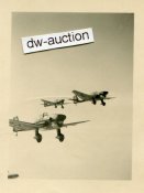 Stuka Ju 87 mit Staffelabzeichen uber Kanal nach England 2.jpg