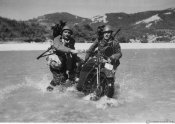5_Bersaglieri in motocicletta guadano un fiume il 26 luglio 1940.jpg