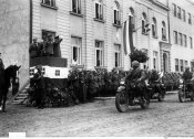 9_Sfilata di truppe davanti alle autorità a Karlovak primavera 1941.jpg
